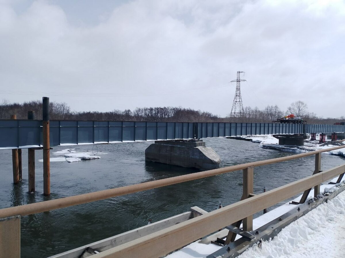 Установка свай под ортотропные плиты ведется на мосту через реку Быстрая в Усть-Большерецком районе